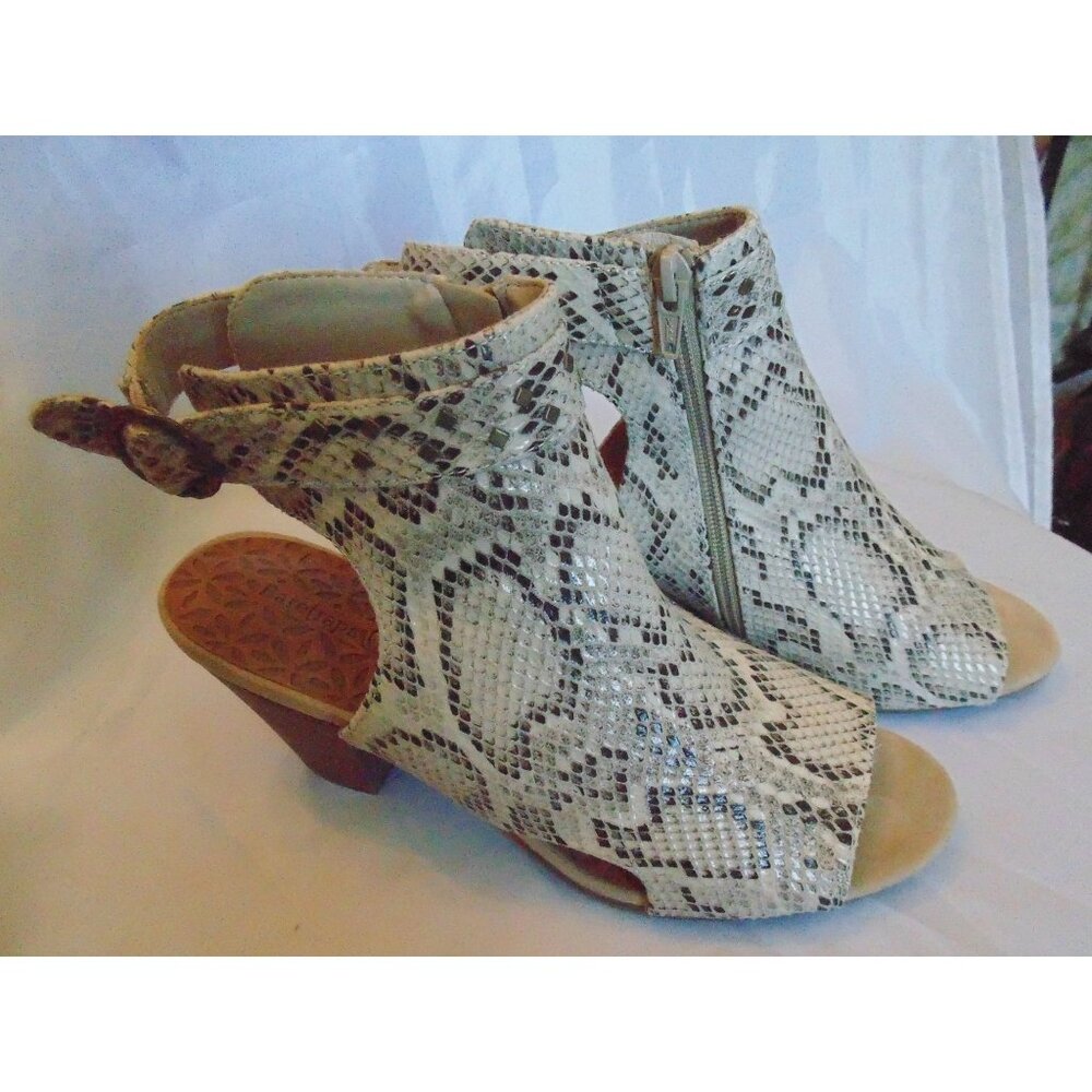 Bare Traps Snake Print Vegan Low Heeled Open Toe Strap Sandals Women's Size 10M